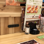 コメダ珈琲店 - カウンター席の充電用コンセント、初めて見たよ！　※今まではメニューに隠れて、見えなかった