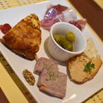 ワインバー バッカス - ハッピーアワーセット（１，１００円＋１５０円）の『盛り合わせ』２０１９年２月