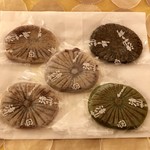 和田乃屋 - 白×3 抹茶×1 胡麻×1