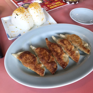 Kagoshimaramenshou - セットの餃子とおにぎり