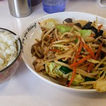 ラーメンショップ 椿 - 肉野菜炒めセットの、肉野菜炒めと小ライス