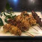 おい川 - 当店の職人が串打ちした焼き鳥です。