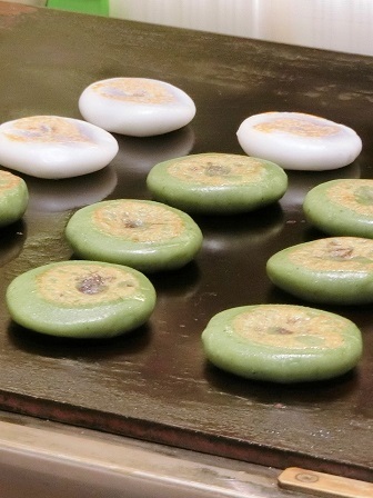 ひで吉屋草餅 EXPASA御在所 - 山城/和菓子 | 食べログ