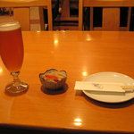 地ビール（ピルスナー）〔365円〕、お通し〔200円〕