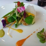 MAISON LAFITE - 素敵な盛り付けのサラダです。色とりどりのお野菜は甘くて美味しいですね。お花も全て頂けますよ。 2011/10