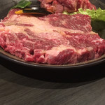 焼肉 五十六 - 巨大なステーキ肉に刮目