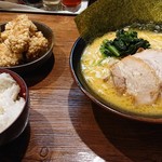 Yokohama Iekei Ramen Kouya - 醤油チャーシュー麺と唐揚げ、ライス