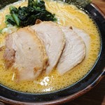 横濱家系ラーメン 幸家 - 醤油チャーシュー麺アップ