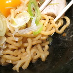 油そば エンジン - エンジンそば＋生卵/麺