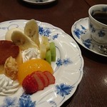喫茶トリコロール - アンティーク ブレンド珈琲とプリンアラモードセット
