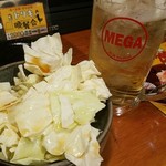 鳥貴族 - キャベツ盛（中）48kcal+メガビームハイボール134kcal