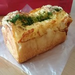 ポンパドウル - ハムとホワイトソース入りでこんがりチーズのパン
            540円