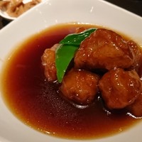 廣東料理 民生 ヒルトンプラザウエスト店 - 野菜は少な目の酢豚～豚肉がゴロンと食べごたえあります