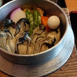 かまだ家 - かき釜めし、牡蠣がプルプルで火の通りは柔い感じ