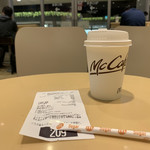 マクドナルド - 2019/02 カフェラテ(S) ホット 150円………
      ガラス張りの通路側のカウンタ席には電源も完備されている