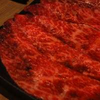 焼肉うしごろ 西麻布本店 - 大判厚切りのロースを片面焼きで巻いていただきます。うまー！