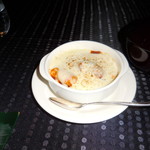 瀬里奈 - 　韓国風地鶏のチーズ焼です。徳島県産の地鶏のもも肉と葱を使用しており、チーズとコチュジャン、唐辛子がベストマッチです。