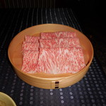 瀬里奈 - 　鹿児島県産の特選牛サーロインのしゃぶしゃぶ肉・その２です。今回は６枚となっています。