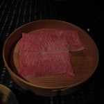 瀬里奈 - 　鹿児島県産の特選牛サーロインのしゃぶしゃぶ肉を、２枚いただいた後です。