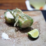 傳 - 海老をチコリで巻いた揚げ物　プリプリ