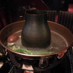 瀬里奈 - 　栃木県産の肉厚の椎茸などを、しゃぶしゃぶ用の鍋で調理している様子です。