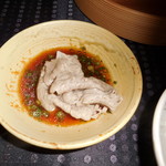 瀬里奈 - 　鹿児島県産の特選牛サーロインのしゃぶしゃぶ肉を、しゃぶしゃぶのスープで調理してポン酢に浸けた様子です。