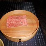 瀬里奈 - 　鹿児島県産の特選牛サーロインのしゃぶしゃぶ肉が、残り２枚となった様子です。