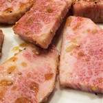 炭火焼肉ふじた - 特選カルビは脂が多め。
