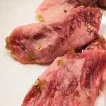 炭火焼肉ふじた - 中落ちカルビはしっかりした食感。