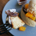 カフェ イツカ - 紅茶ソースとクリームチーズのブラウンパンケーキ1000円