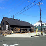 菜菜cafe - 外観　黒いお店ミャ