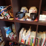 菜菜cafe - 器の販売もあるし、少数ながらねこ本も見ることできるミャ