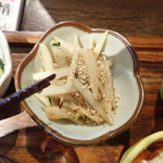 菜菜cafe - 大根きんぴら　じゃこがかかってるミャ　これはごはんにもお酒にもあうと思うミャ