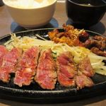 鉄板焼天神ホルモン姪浜店 - メインのお肉はもやしを挟んで希少部位のミスジ肉と自慢のホルモンが楽しめるミックス定食