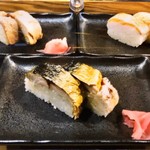 らーめん かさん - (左上)炙りﾁｬｰｼｭｰ寿司 250円、(右上)炙りｻｰﾓﾝ寿司 250円、(下)焼き鯖寿司 350円