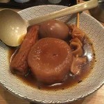 大衆酒場 くろ - カレーおでん(牛すじ、大根、玉子、ごぼう巻)