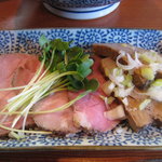 追加トッピングのちゃーしゅー（ローストちゃーしゅー3枚、豚ばら肉2枚）