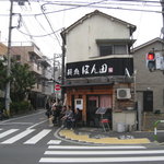 お店真正面から。開店前なのに既に行列が。。。