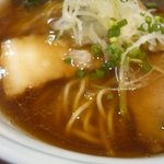 麺処 びぎ屋 - ラードの膜でテカってるがサッパリ味