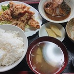 秋桜 - サバの味噌煮と唐揚げ定食、850円。