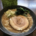 麺匠 文蔵 - らぁめん 730円
豚骨醤油のスープに大きなチャーシューが
食欲をそそる！
後ポイントは ほうれん草！