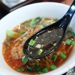 龍盛菜館 - 台湾ラーメンのスープ