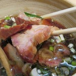 迂直 - つけ汁の中にもチャーシュー
