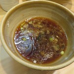 迂直 - 食べ終わったつけ汁に、麺が浸かっていた出汁を加えていただくのだ