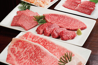 Yakiniku Champion - 肉質にこだわったお肉と新鮮なホルモンをぜひご堪能ください。