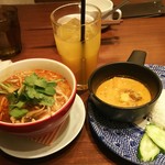 タイ料理＆アジアンダイニング スパイスリップ - トムヤムクンハーフとマッサマンカレーハーフ