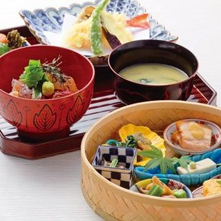 [Extensive lunch menu] Colorful flower basket set that changes daily