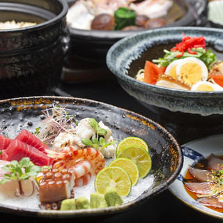 Dishes from all over Kyushu, such as swimming squid sashimi, Hakata Motsu-nabe (Offal hotpot), Hot Pot, etc.