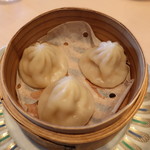 CHINESE DESSERT＆DINING 802  - 小籠包
            熱々のスープが入った小籠包。小籠包だけでもかに味噌、かに身と3種類ある。