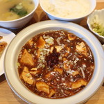 chaini-zudeza-toandodaininguhaotsu- - 唐辛子山盛り激辛麻婆豆腐定食
                        激辛といっても味噌の甘さも感じられる。餃子、スープ、一品、ご飯付。